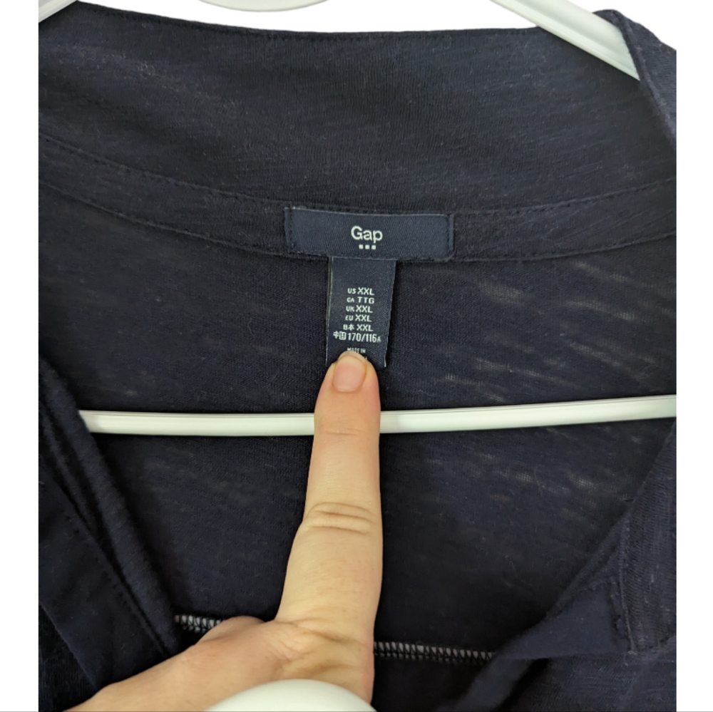 Gap button down top. - Picture 3 of 4